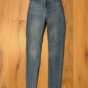 GAP Women's Skinny Jeans in Medium Blue Wash